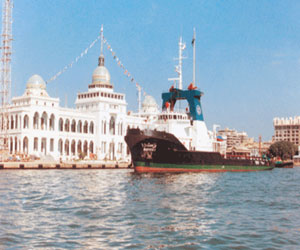   مصر اليوم - 45 سفينة تعبر قناة السويس بحمولات 2مليون و539 ألف طن