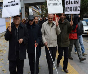   مصر اليوم - معاقون أتراك يتظاهرون للفت الأنظار لمطالبهم