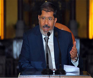 مصر اليوم - مرسي يتسلم مسودة الدستور من أعضاء التأسيسية