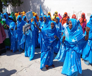   مصر اليوم - صوماليون يحتفلون بقرار التصدي للإتاوات