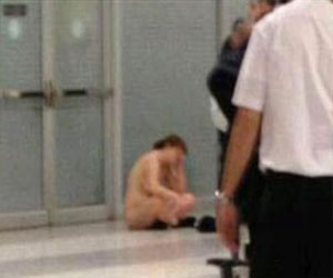   مصر اليوم - مسافرة تتعرى في مطار بيروت احتجاجًا على منع التدخين