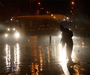   مصر اليوم - الشرطة اليونانية تستخدم غازات ضارة لتفريق المتظاهرين