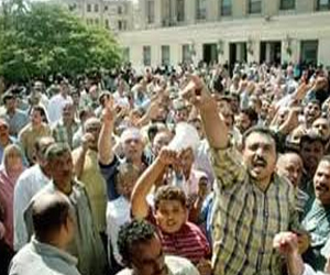   مصر اليوم - عمال محاجر السويس يواصلون احتجاجاتهم أمام ديوان عام المحافظة