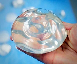 مصر اليوم - ثدي صناعي ينقذ كندية من الموت