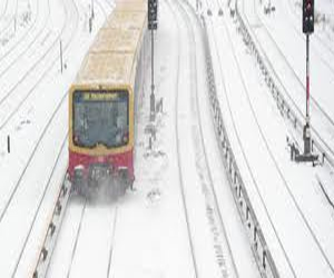 مصر اليوم - الثلوج تعطل المرور وخطوط السكك الحديدية في الدول الإسكندنافية