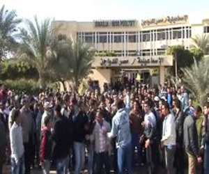 مصر اليوم - عمال الإسماعيلية للدواجن يقطعون طريق السويس