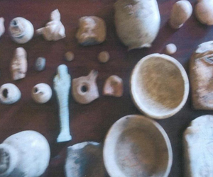 مصر اليوم - ضبط 24 قطعة أثرية مسروقة من متحف ميت رهينة