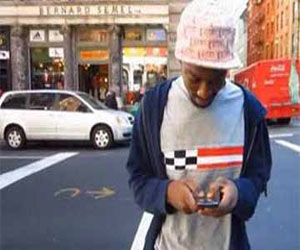 مصر اليوم - كتابة رسائل المحمول خطر على المشاة في الشوارع