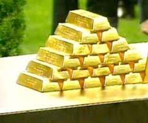   مصر اليوم - سياسة المركزي الأميركي تهبط بالذهب ‬1٪