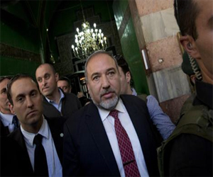 مصر اليوم - ليبرمان يقتحم الحرم الإبراهيمي والبلدة القديمة في الخليل