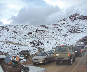 مصر اليوم - الثلوج تكسو الجبال اللبنانية والمياه تغمر الشوارع
