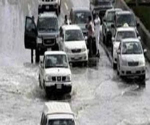 مصر اليوم - هطول الأمطار يتسبب في تكدس المياه داخل شوارع السويس