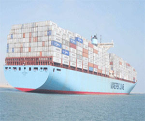   مصر اليوم - سفينة حاويات عملاقة تعبر قناة السويس وارتفاع أعداد السفن المارة اليوم‏