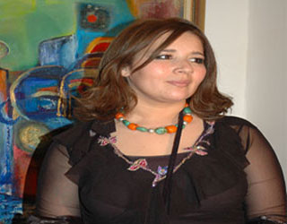   مصر اليوم - التشكيلية عزيزة جمال لـمصر اليوم:الفن حرية قبل أن يكون عطاءً