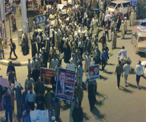 مصر اليوم - تظاهرات معارضة ومؤيدة لقرارات مرسي في الأقصر