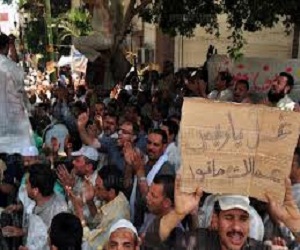 مصر اليوم - عمال الشركة المصرية الصينية في الإسماعيلية يعتصمون أمام مديرية القوى العاملة