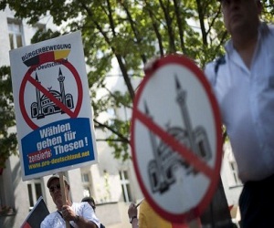   مصر اليوم - نشر رسم للنبي محمد أمام مسجد في برلين