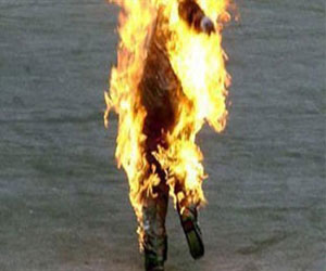   مصر اليوم - مواطن يشعل النار في جسده أمام قصر الرئاسة لفصله من العمل