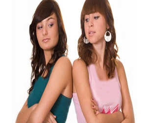   مصر اليوم - كيف تحولين ألد منافساتك إلى أعز الصديقات