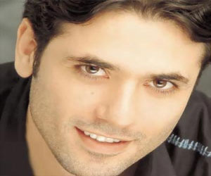   مصر اليوم - أحمد عز لـمصر اليوم: سعيد بالتعاون مع محمد رجب في الحفلة