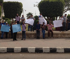 مصر اليوم - تظاهرة للمتضررين من توقف ميناء السخنة في السويس