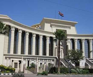 مصر اليوم - نشطاء يعتصمون أمام الدستورية لتأمين جلسات حل التأسيسية