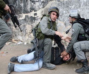 مصر اليوم - قوات الاحتلال تعتقل فتى من بلدة عزون ويعتدي على والده