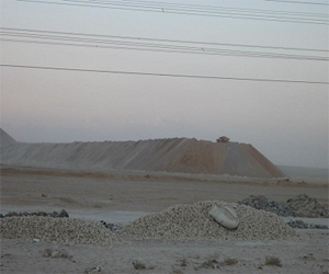 مصر اليوم - كارثة في جبل عتاقة بعد إلقاء مجهولون تلال من الفوسفات