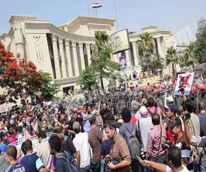 مصر اليوم - تجمّع حاشد أمام المحكمة الدستورية قبل إصدار أحكامها حول الشورى والتأسيسية