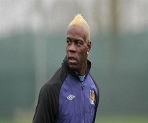 مصر اليوم - برلوسكوني يعتذر إلى بالوتيلي لوصفه بـالتفاحة المهترئة