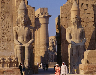   مصر اليوم - تفاؤل بزيارة اللورد والسيدة داونتون لإنقاذ السياحة