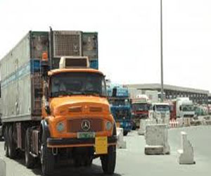   مصر اليوم - مئات الشاحنات العراقية عالقة على الحدود مع الأردن