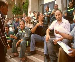 مصر اليوم - عمال وعاطلون ومعاقون ومتزوجون حديثًا يتظاهرون في السويس