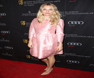   مصر اليوم - سينا ميلر تتألق بثوبها الوردي