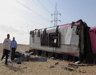 مصر اليوم - إصابة 18 شخصًا فى حادث انقلاب أتوبيس في طريق الإسماعيلية