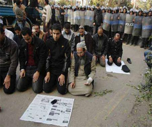   مصر اليوم - شلل مرورى في فيصل والهرم بسبب أحداث السفارة الفرنسية