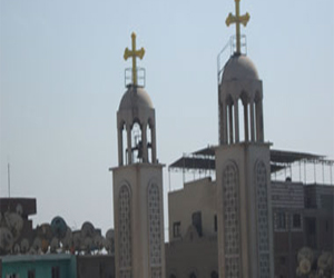   مصر اليوم - أهالي المراشدة في قنا يرشقون كنيسة بالحجارة والأمن يفرقهم