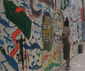   مصر اليوم - تجديد رسوم الجرافيتى في شارع محمد محمود إستعدادًا لـ25 يناير