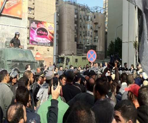   مصر اليوم - غلق شارع مراد وقوات الأمن تتصدى لمتظاهري السفارة الفرنسية