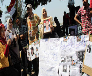   مصر اليوم - أهالي الشهداء ومصابين الثورة يغادرون السويس باتجاه الاتحادية للتظاهر ضد مرسي