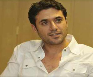 مصر اليوم - أحمد عز يتسلم جائزة أفضل ممثل