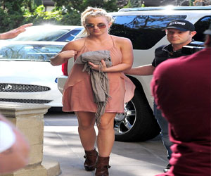   مصر اليوم - بريتني سبيرز تُشرِق بثوب وردي قصير