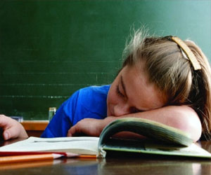   مصر اليوم - فتاة تنام لأسابيع متواصلة