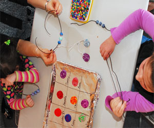   مصر اليوم - كيف تتصرّفين إذا كان ابنك يلهو بألعاب البنات؟