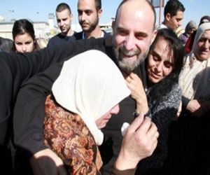   مصر اليوم - جهاد العبيدي حرًا بعد 25 عامًا في سجون الاحتلال