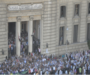   مصر اليوم - القوى المدنية اعتبرت هجوم الأمن على أهالي شهداء الأسكندرية رسالة من الإخوان