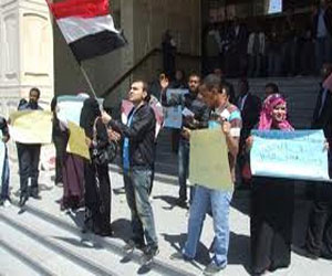   مصر اليوم - تظاهرات أمام محكمة أسوان احتجاجًا على اتهام شاب بالإتجار في المخدرات