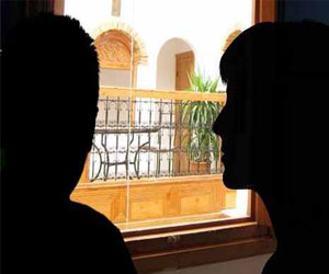   مصر اليوم - عودة زوجته فجأة دفعته إلى إلقاء عشيقته من النافذة