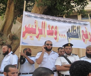   مصر اليوم - أزمة مرورية في وسط القاهرة بسبب وقفة الضباط الملتحين