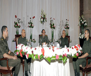   مصر اليوم - السيسي يلتقي بقادة وضباط الدفاع الجوي